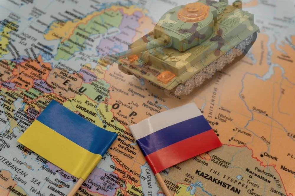 Ukrainische und russische Flaggen auf einer Europakarte