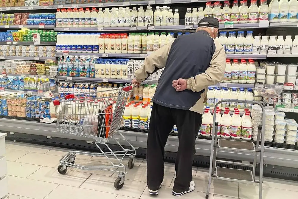 Rentner beim Einkaufen
