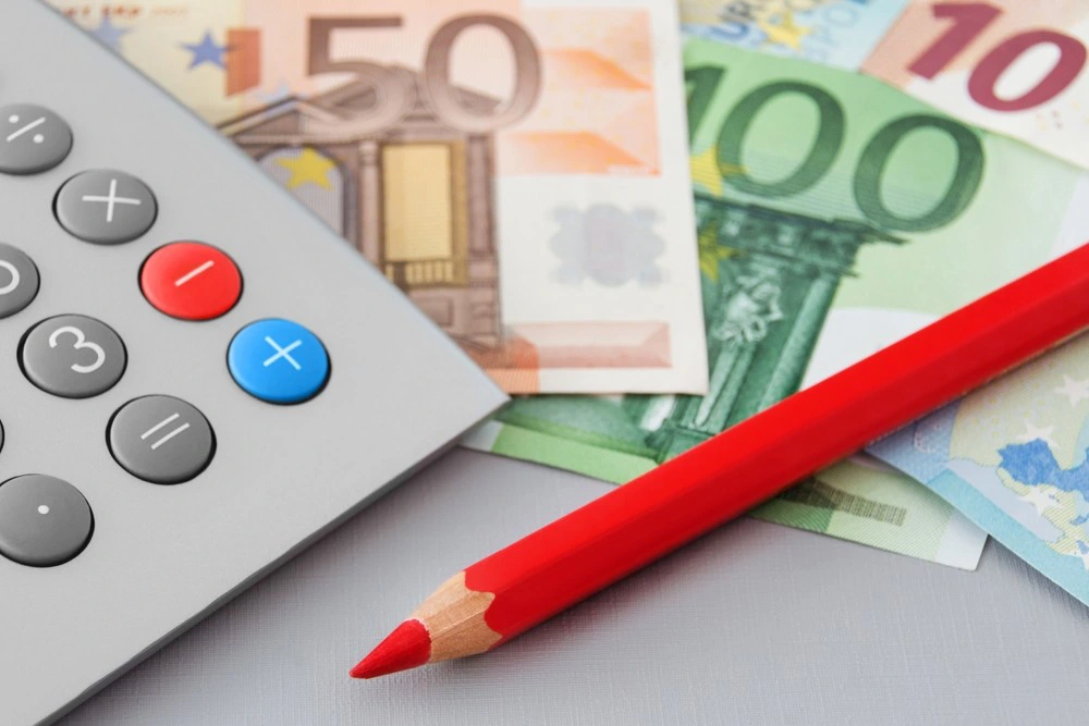 Finanzen und Euro-Banknoten mit Taschenrechner