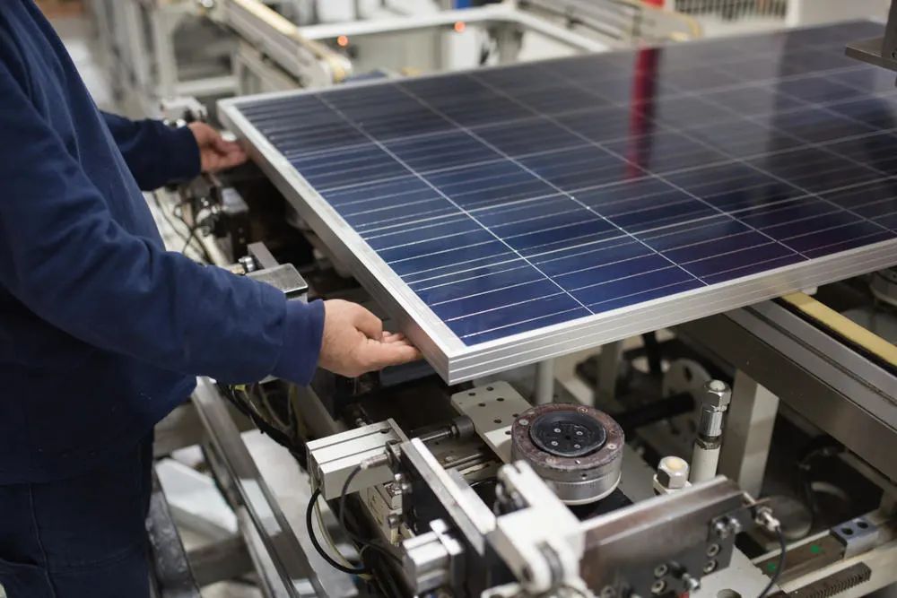 Solarpaneelen, in der Fabrik tätiger Mann